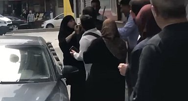 İstanbul'da bıçaklı çöp atma kavgası kamerada: Kadın dükkanın camını kırdı