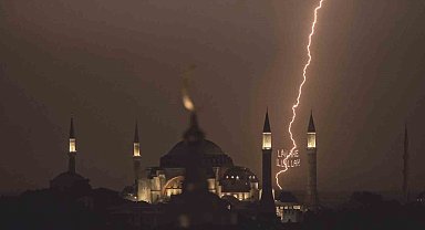 Eşsiz Şimşek Görüntüleri Kameraya Yansıdı 