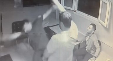 İstanbul'da film sahnesi gibi silahlı kavga kamerada: Yumruklaşıp birbirlerine ateş açtılar