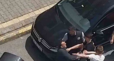 İstanbul'da ilginç trafik kavgası kamerada: Silecekle sürücüye saldırdı