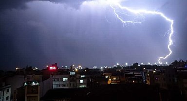 İstanbul'da şimşek ve gök gürültüsü etkili oldu