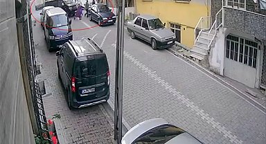İstanbul'da sokağa girmeye çalışan araç 1'i çocuk 3 kişiyi altına alarak ezdi: O anlar kamerada