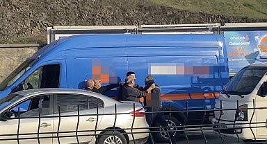 İstanbul'da trafikte yumruklu yol verme kavgası kameraya yansıdı