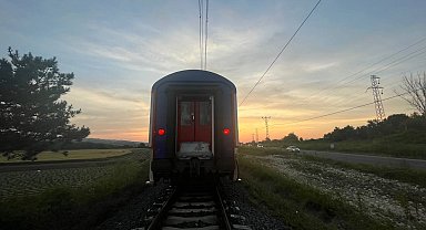 İstanbul'da yolcu treni hemzemin geçitte otomobile çarptı: 1 ağır yaralı