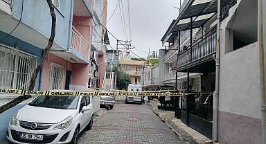 İzmir Bayraklı'daki bir evde yabancı uyruklu 3 şahsın cansız bedeni bulundu. Polis, olayla ilgili soruşturmasını sürdürüyor.