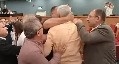 İzmir Büyükşehir Belediye Meclisinde 'bavul' gerginliği