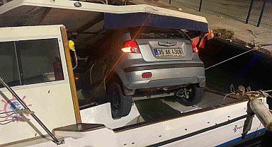İzmir'de ilginç kaza: Alkollü sürücü tekne üzerine düştü