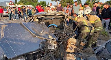 İzmir'de ticari araç ile çarpışan otomobilin sürücüsü hayatını kaybetti
