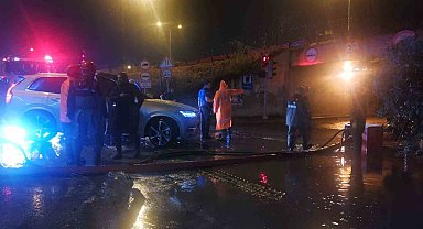 İzmir'i sel vurdu: Araçlar suya gömüldü, yol trafiğe kapatıldı