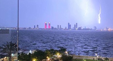 İzmir'i yıldırımlar geceyi aydınlattı