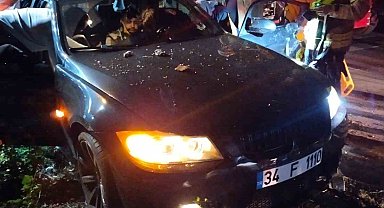 Kadıköy'de kontrolden çıkan araç aydınlatma direğine çarptı: 1 ağır yaralı