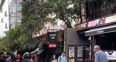 Kadıköy'de yolda duran kargayı almak isteyenlere diğer kargalar saldırdı