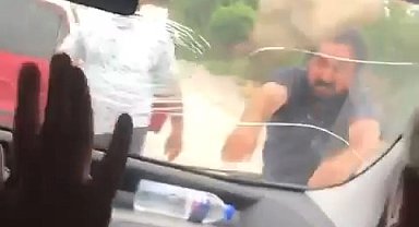 Kadın avukat ve eşine taşlı bıçaklı saldırı kamerada