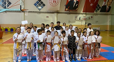 Karateciler Kuşak Sınavında Ter Döktü   