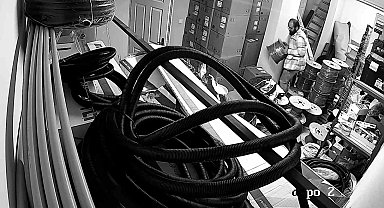 Kartal'da milyonluk vurgun: Çaldığı ürünleri personele taşıttı