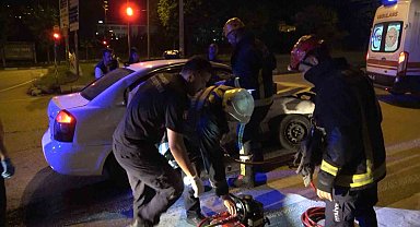 Kavşakta iki araç çarpıştı: 2 yaralı