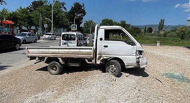 Kazaya karışan kamyonet 50 metre savrulup ünlü sanatçının evine böyle daldı