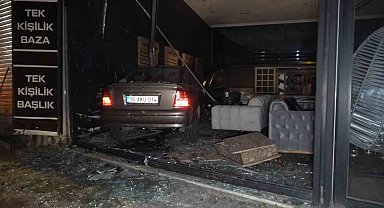 Kontrolden çıkan araç mobilya dükkanına girdi