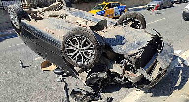 Küçükçekmece'de kaza yapan otomobil takla atıp ters döndü