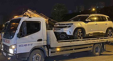 Küçükçekmece'de şantiye alanından geçen araç çukura düştü