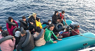 Lastik botları arızalanan ve sürüklenen 27 kaçak göçmen kurtarıldı