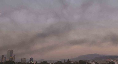 Manisa'daki yangının kara dumanları İzmir'i kapladı