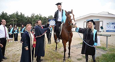 Mezuniyet belgelerini at üzerinde aldılar