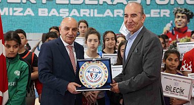 Minikler Türkiye Halter Şampiyonası Keçiören'de düzenlendi