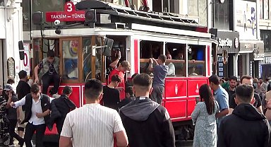 Nostaljik tramvayda çocukların tehlikeli yolculuğu