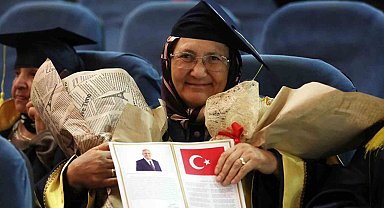 Okuma-yazma öğrenen kadınlar kep atarak sertifika almanın mutluluğunu yaşadı