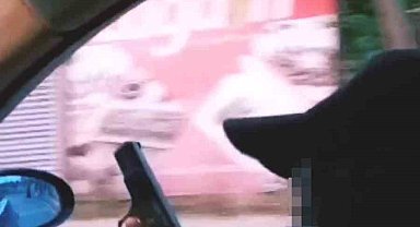 Otomobil içinden havaya ateş açan kadın maganda kamerada