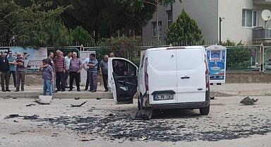 Para taşıyan banka minibüsü ile kamyonet çarpıştı: 2 yaralı