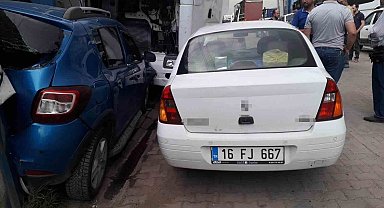 Park halindeyken harekete geçen tır dehşet saçtı