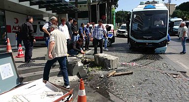 Pendik'te freni patlayan minibüs hastanenin girişine daldı