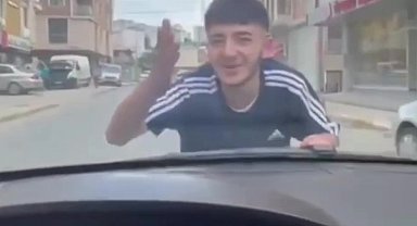 Pendik'te otomobilin kaputunda tehlikeli yolculuk kamerada