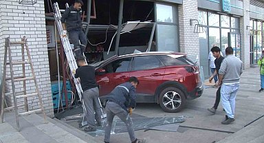 Sancaktepe'de freni boşalan araç markete çarptı