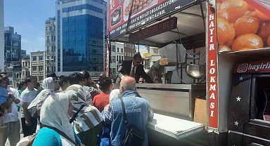 Seçimi kazanan Cumhurbaşkanı Erdoğan için Taksim'de 2 bin kişiye lokma dağıttı