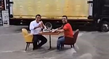 Seli umursamadılar, masa kurup döner yediler