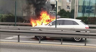 Seyir halindeki otomobil alev alev yandı, sahibi yanan aracını gözyaşları içerisinde izledi