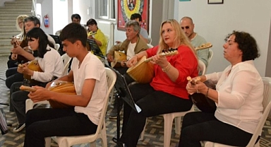 Sındırgı’da “Hayat Boyu Öğrenme” Yıl Sonu Sergisi Açıldı