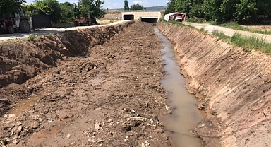 SINDIRGI ŞEHİR MERKEZİNDEKİ ILICA DERESİ TEMİZLENİYOR 