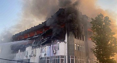 Söndürme çalışmalarının sürdüğü İkitelli Organize Sanayi Bölgesi'ndeki iş hanında çökme anı kameralara yansıdı