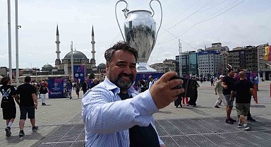 Taksim Meydanı'na getirilen dev UEFA Şampiyonlar Ligi kupası maketine yoğun ilgi