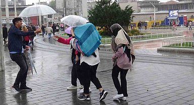 Taksim'de aniden bastıran yağış vatandaşlara zor anlar yaşattı