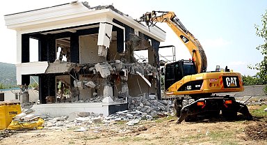 Tarım arazisine yapılan kaçak lüks yapı yerle bir edildi