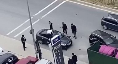 Tartıştığı kişiye sunrooftan vurmaya çalıştı, ilginç kavga kamerada