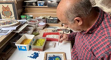 Taş mozaik ustası Kamanlıoğlu, çocuklara kodlama yöntemiyle taş mozaik sanatını öğretiyor