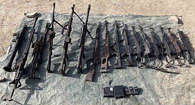 Teröristlerin teslim olduğu mağarada çok sayıda silah ve mühimmat ele geçirildi