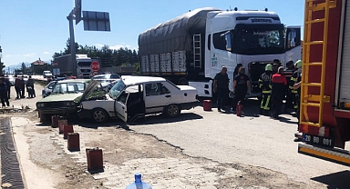 Tırın Çarptığı Otomobildeki Yaşlı Çifti Ölüm Ayırdı   