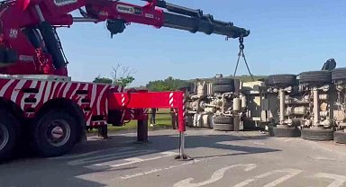 Tuzla'da hafriyat kamyonu devrildi, vatandaşlar yardıma koştu